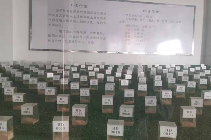 來自礦產(chǎn)開發(fā)、洗選加工過程中產(chǎn)生的大量粘土、泥土礦沙由于持水性高、粘度大、易抱團(tuán)結(jié)塊給后續(xù)物料磨粉、焙燒等工序造成不良影響，烘干機(jī)廠家鄭州東鼎干燥針對(duì)此類物料干燥及應(yīng)用特
